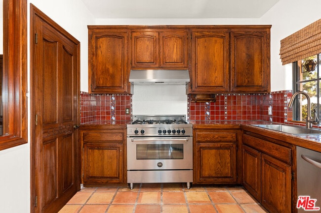 Building Photo - 4211 Avenida De La Encinal