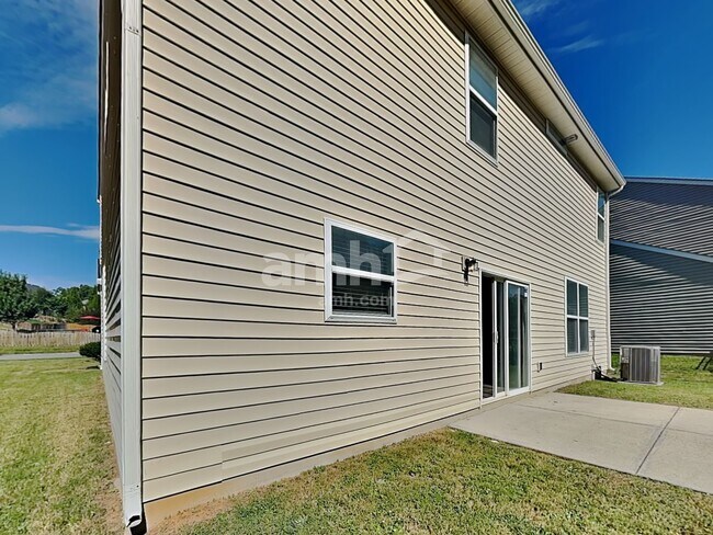 Building Photo - 2004 Centerview Dr