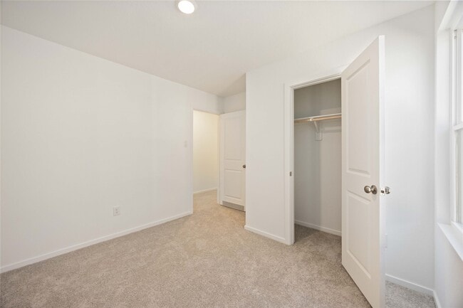 Building Photo - 905 Pertuso Ln