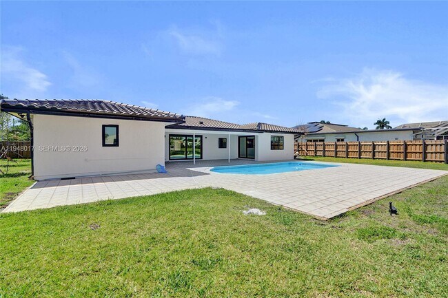 Building Photo - 16653 Golfview Dr