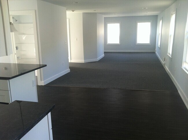 Building Photo - 158 Main St