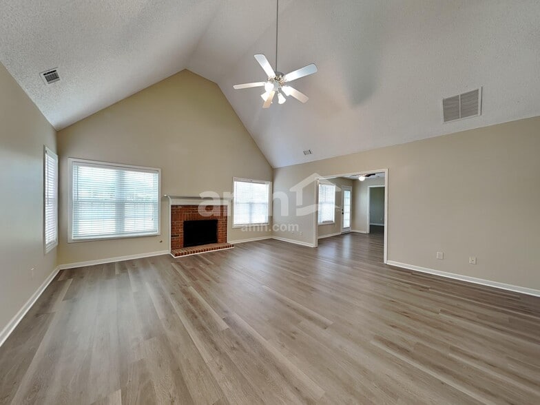 Building Photo - 811 Karie Dr