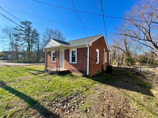 Building Photo - 3 Bedroom 1 Bathroom Home Located In Green...