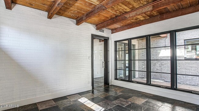 Building Photo - 902 W Verde Ln