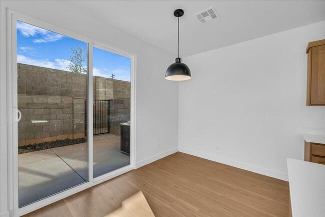 Building Photo - 4 bedroom, 2.5 bathrooms Home!