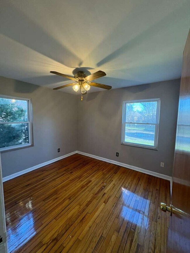 Building Photo - Renovated 2-Bedroom Apartment in Cleveland