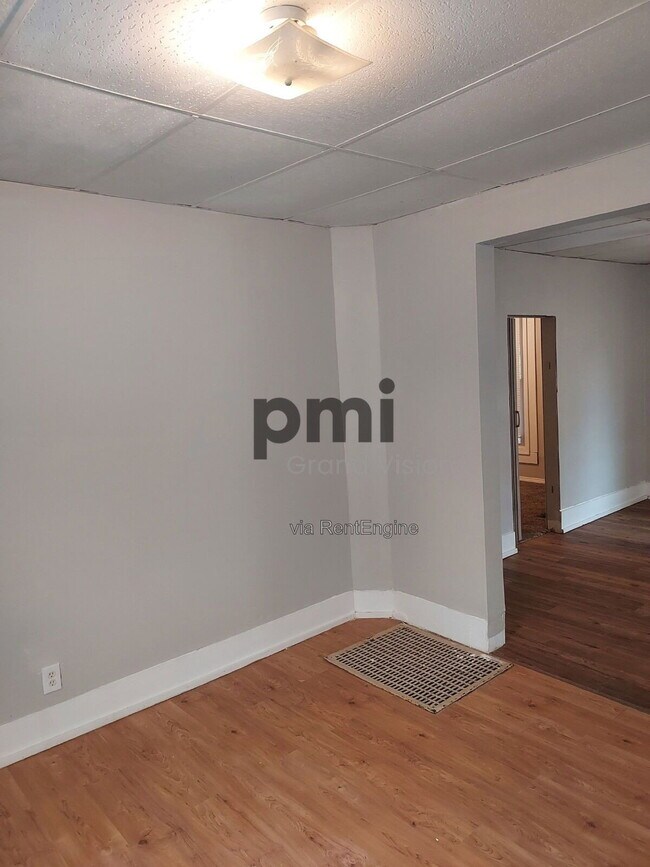Building Photo - 1753 E Clay St