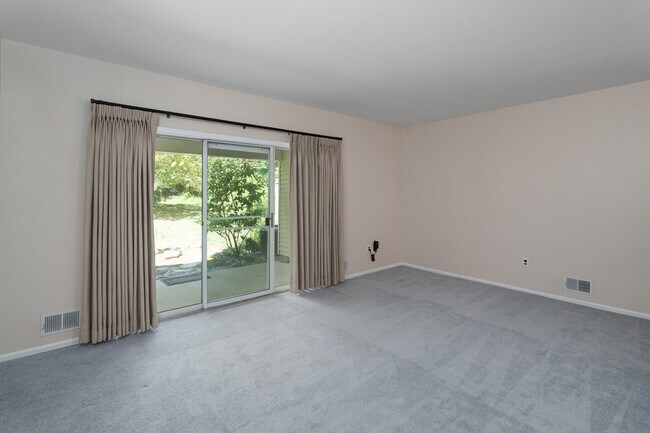 Building Photo - 11 Abelia Ct