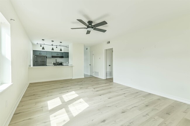 Building Photo - 5922 Fairdale Ln
