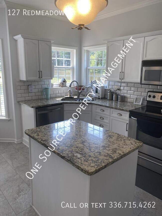 Building Photo - 127 Redmeadow Dr