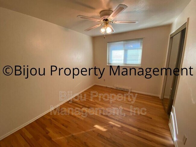Building Photo - 916 Westmoor Dr