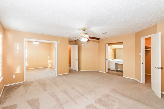 Building Photo - 14815 Oak Pines Dr