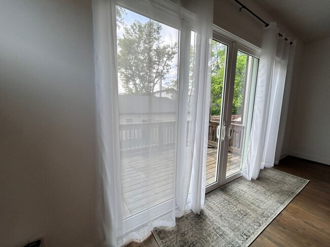 Building Photo - 913 14th Ave S