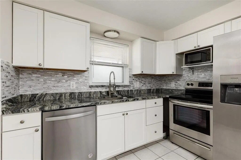 Building Photo - 2545 Hillsdale Ave