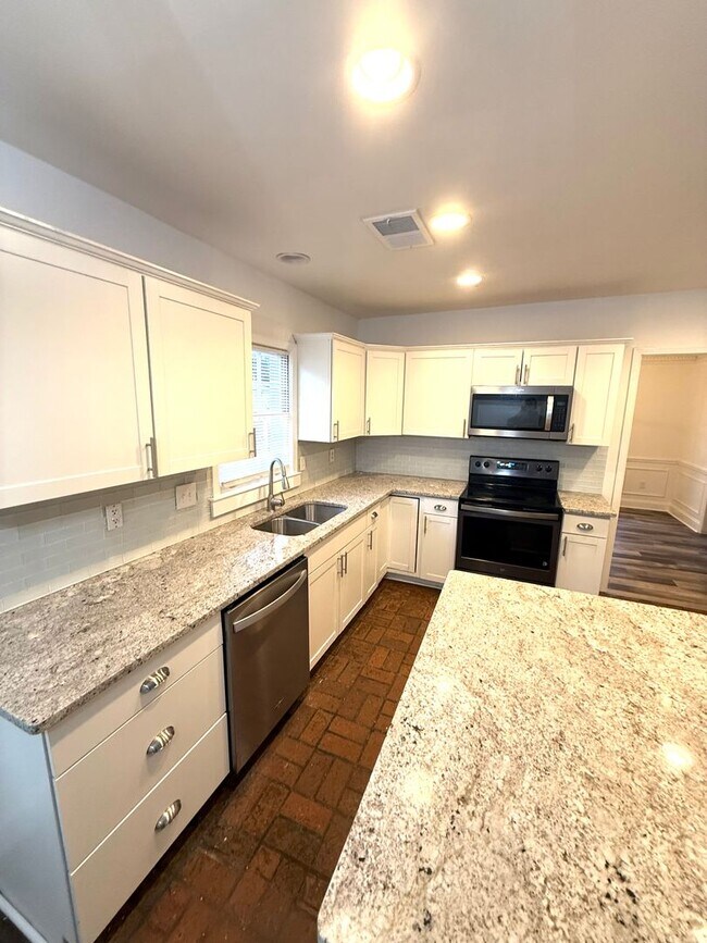 Building Photo - ** 4 Bed 2.5 Bath Located in Ridgefield** Call 334-366-9198 to schedule a self tour