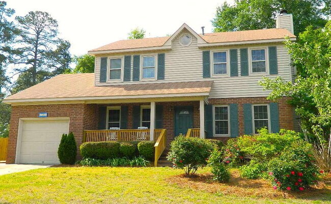 Building Photo - 635 Clinton Way W