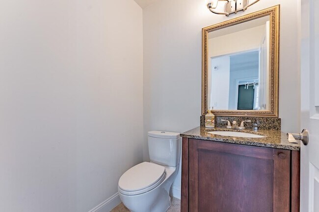 Building Photo - 5 Lowther Pl