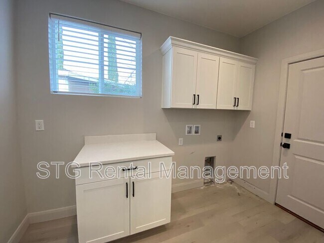 Building Photo - 840 Twin Lakes Dr
