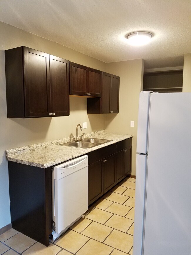 Building Photo - 2 Bedroom Available