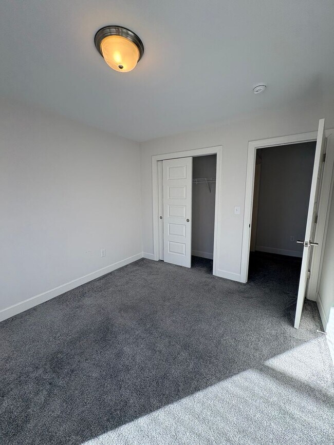 Building Photo - 3 Bedroom 2.5 Bath Townhome is the Madison Park area!!! $500 off the 1st Full Month's Rent!!!