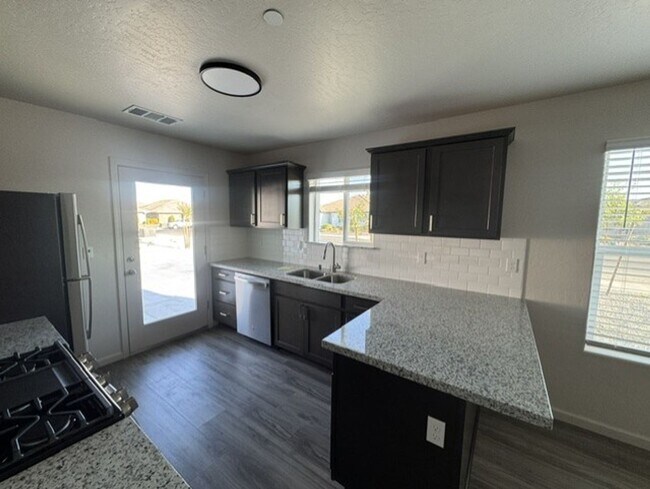 Building Photo - 2377 Oakmont Cir