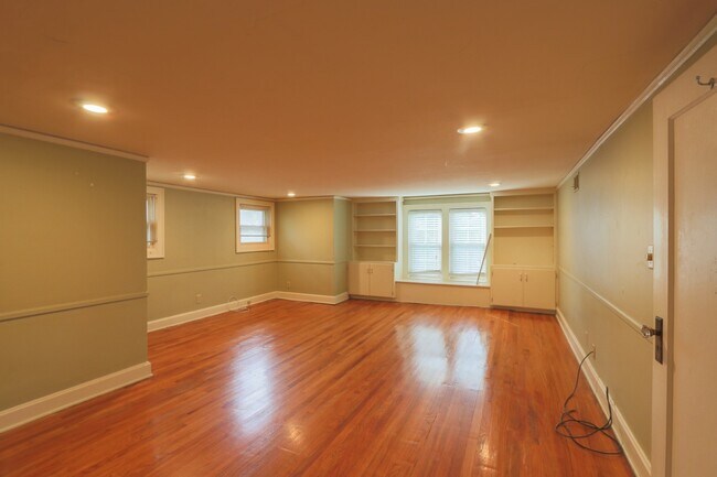 Building Photo - Spacious & Updated in Brookside! ALL appliances included!