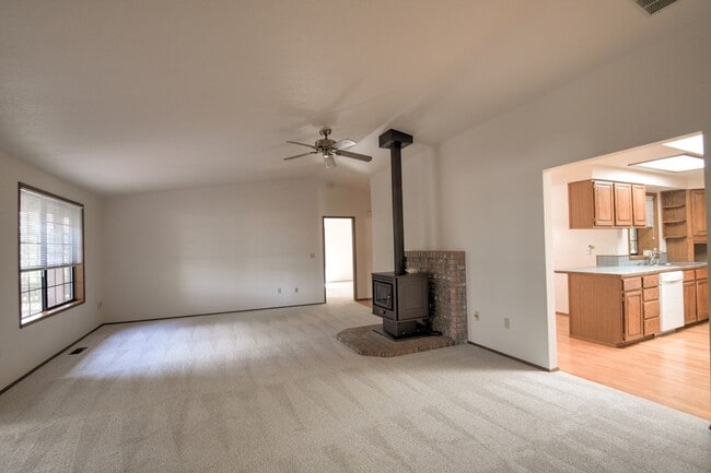 Building Photo - Rent 3 bed property for $2750 per month