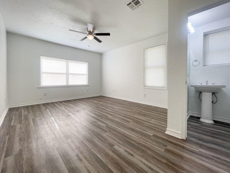 Building Photo - 701 N Barbara St