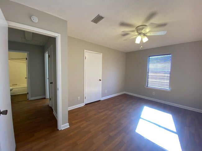 Building Photo - McCullars- 424