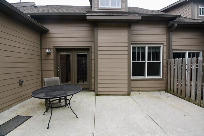 Building Photo - 147 Pinebranch Ct