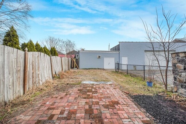 Building Photo - 1109 Caroline St