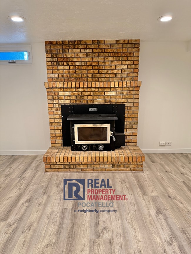 Building Photo - 3 bed 2 bath house - 1 car garage - PET FRIENDLY