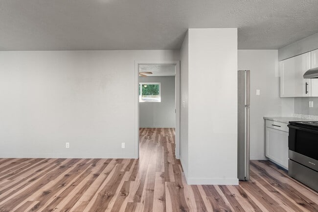 Building Photo - 1028 W 11th St