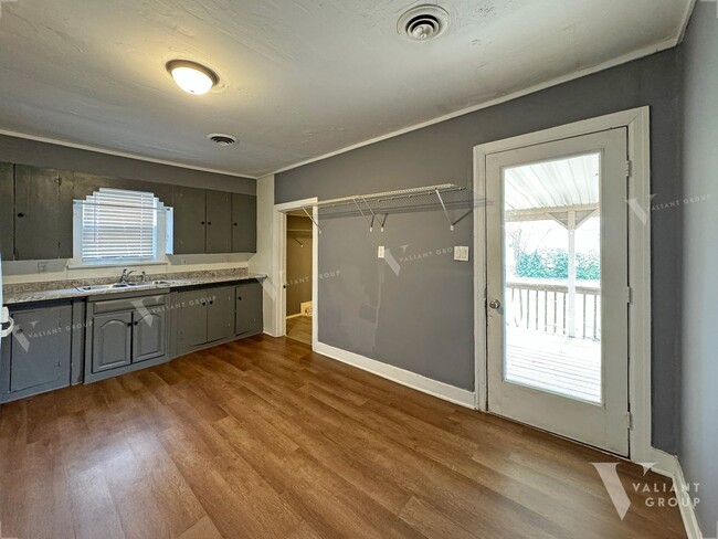 Building Photo - Cozy 2-Bedroom, 1-Bathroom House in Westsi...