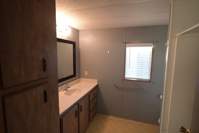 Building Photo - 2 bed 2 bath with large garage in Sequim