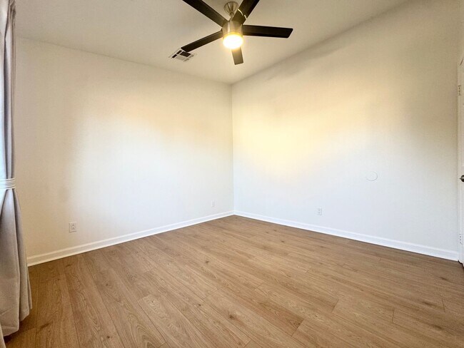 Building Photo - COMING SOON!!! Lovely 3 Bedroom / 2 Bath Apartment in Cathedral City!