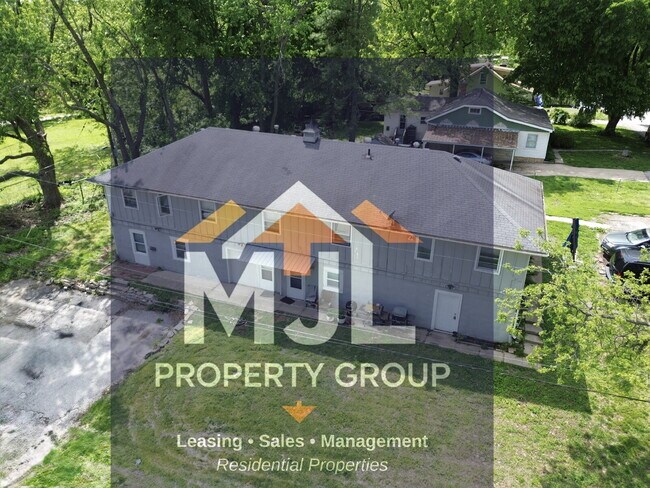 Building Photo - Spacious 3 Bedroom / 1 Bath Apartment in Sugar Creek *Ready Now*