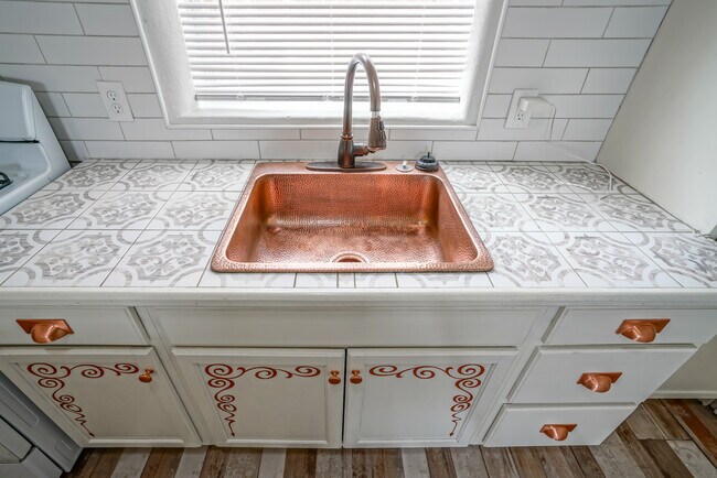Copper Sink - El Campo Apartments