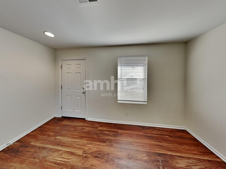 Building Photo - 5366 N Laredo St