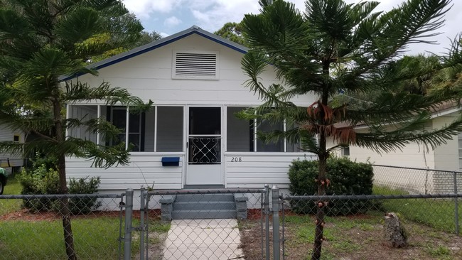 Building Photo - 208 S 13th St