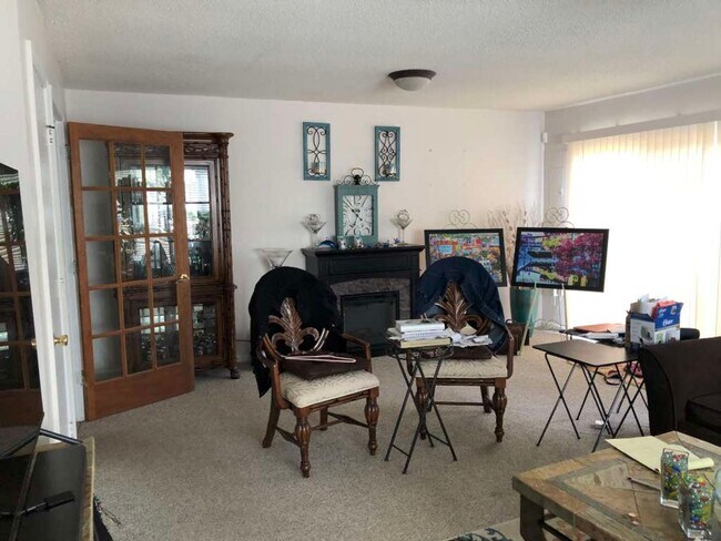 Building Photo - VERY NICE END UNIT TOWNHOME