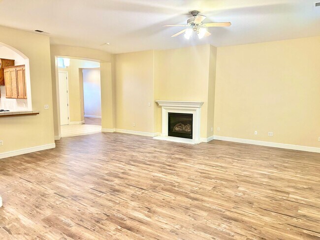 Building Photo - Stunning5 Bedroom North Fresno Granville