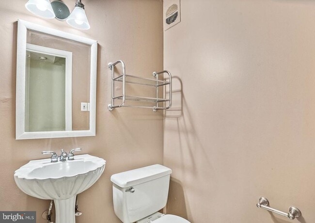Building Photo - 812 Azalea Dr