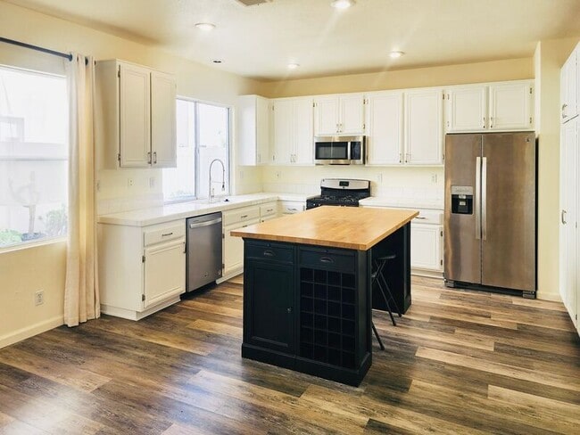 Building Photo - 5 Andaluz