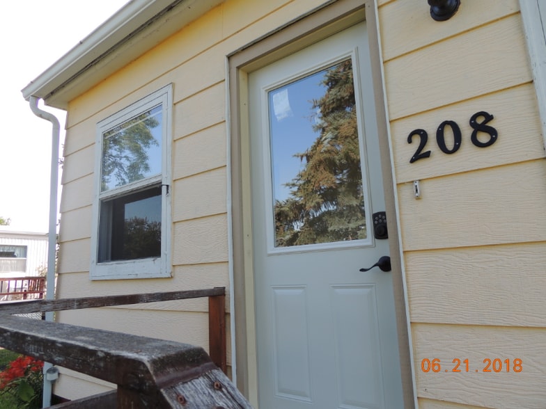 Building Photo - 208 4th Ave W