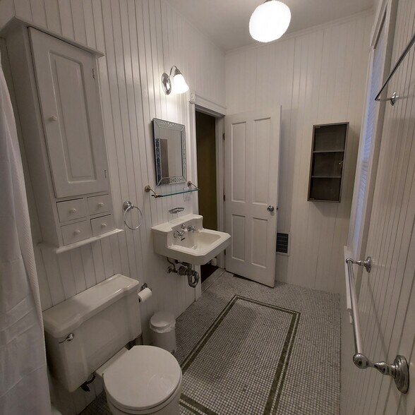 Bathroom - Pic 1 - 16 Dresden St