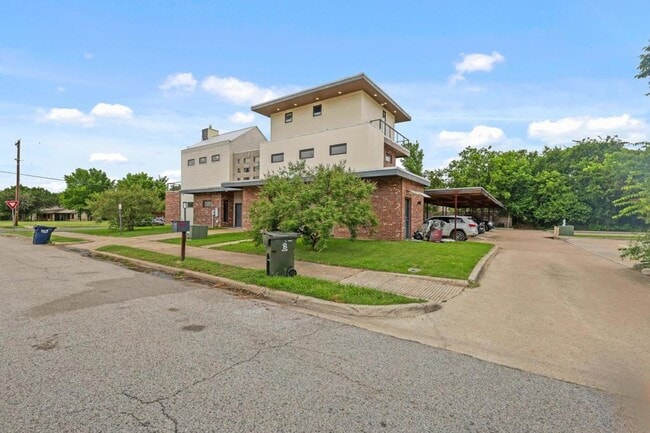 Primary Photo - 213 N Houston Ave