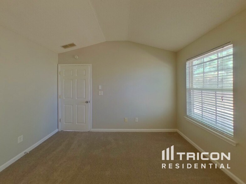 Building Photo - 2177 Red Oak Cir