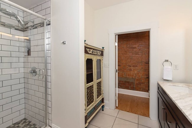 Building Photo - 152 E McMicken Ave