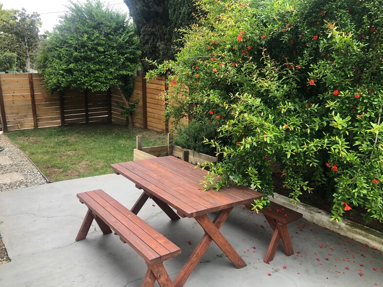 Building Photo - 1868 N Avenue 56